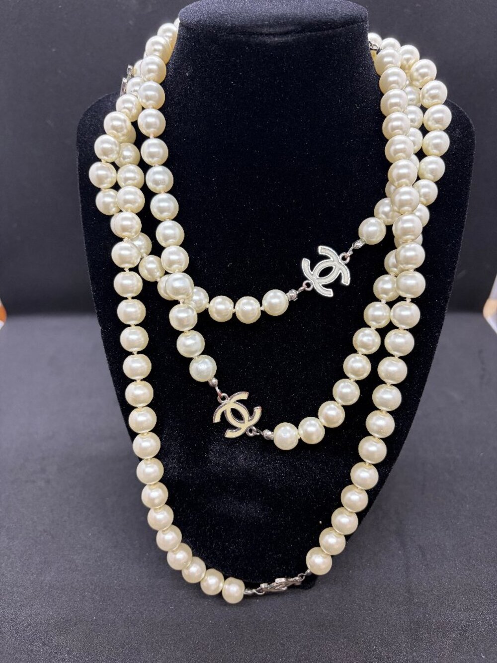 Chanel Pearl Necklace with silver/white CC logo copy